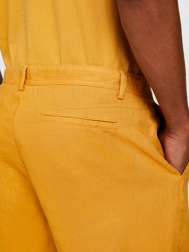 100% linen bermudas - men's shorts - Mustard | Sisley image number 5